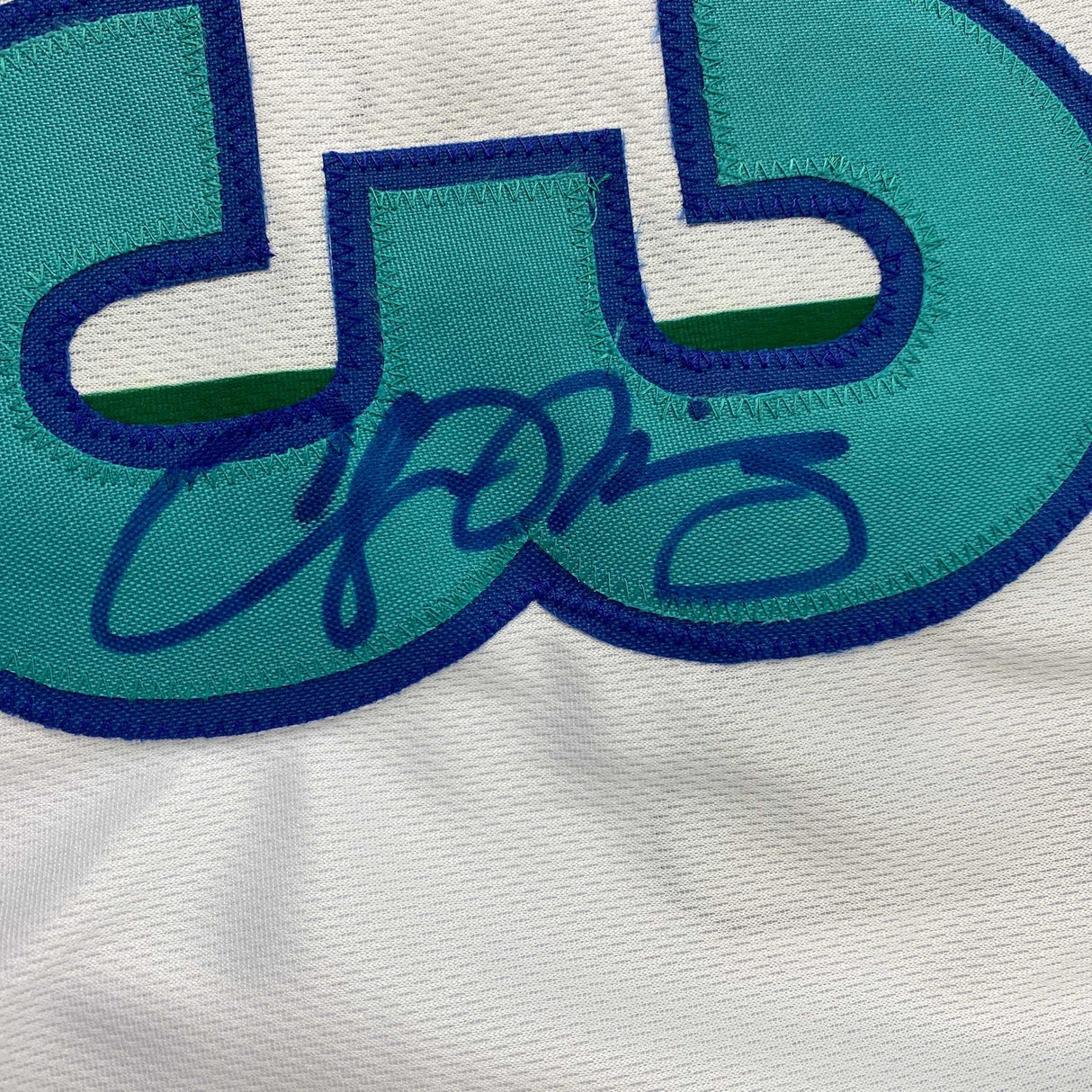 Camiseta de baloncesto blanca de Charlotte de Alonzo Mourning autografiada y firmada por JSA COA