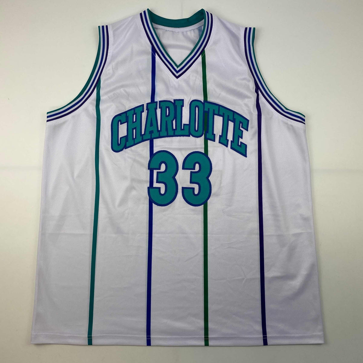 Camiseta de baloncesto blanca de Charlotte de Alonzo Mourning autografiada y firmada por JSA COA