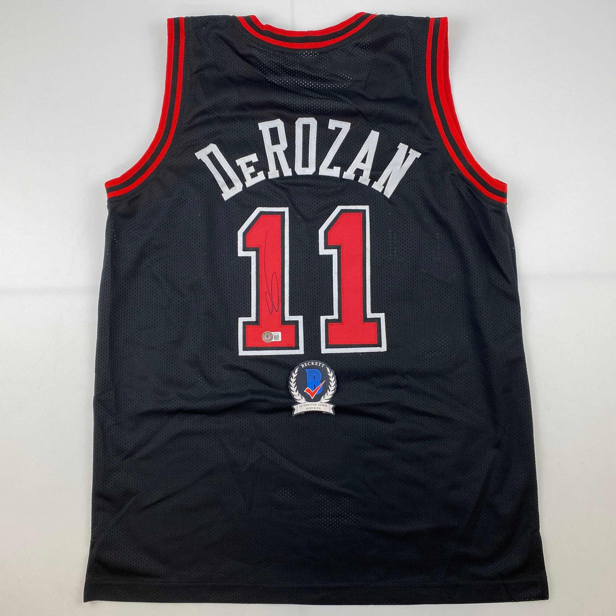 Camiseta de baloncesto negra de Chicago de DeMar DeRozan autografiada y firmada por Beckett BAS COA
