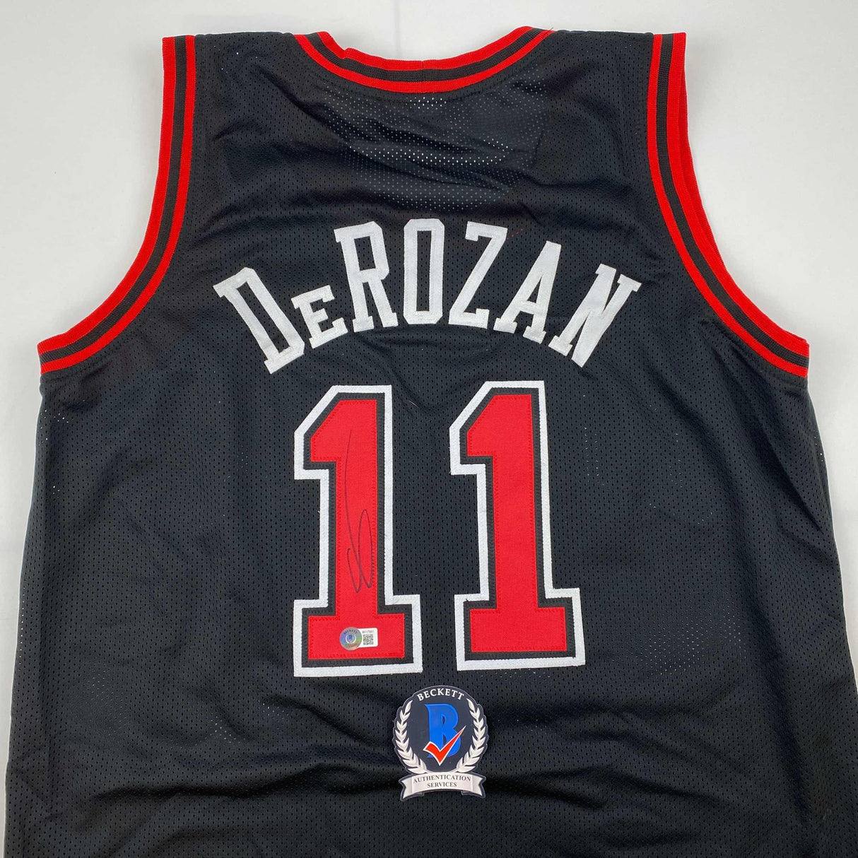 Camiseta de baloncesto negra de Chicago de DeMar DeRozan autografiada y firmada por Beckett BAS COA