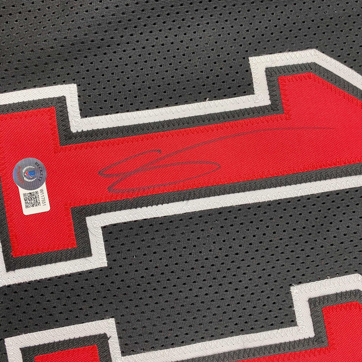 Camiseta de baloncesto negra de Chicago de DeMar DeRozan autografiada y firmada por Beckett BAS COA