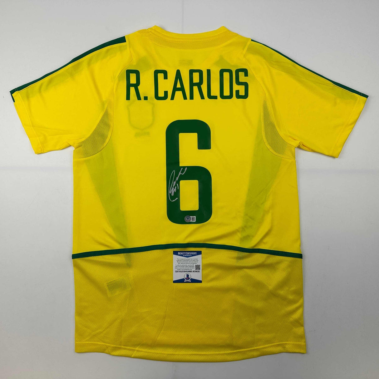 Camiseta de fútbol amarilla de Brasil autografiada/firmada de Roberto Carlos Beckett BAS COA