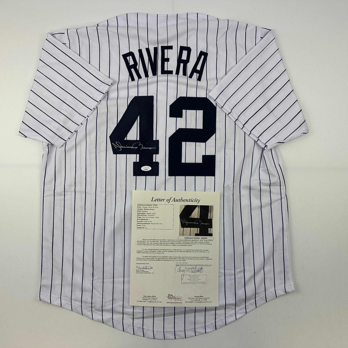 Camiseta de béisbol a rayas de Nueva York autografiada/firmada por Mariano Rivera JSA COA/LOA