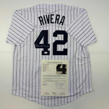 Camiseta de béisbol a rayas de Nueva York autografiada/firmada por Mariano Rivera JSA COA/LOA
