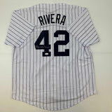 Camiseta de béisbol a rayas de Nueva York autografiada/firmada por Mariano Rivera JSA COA/LOA