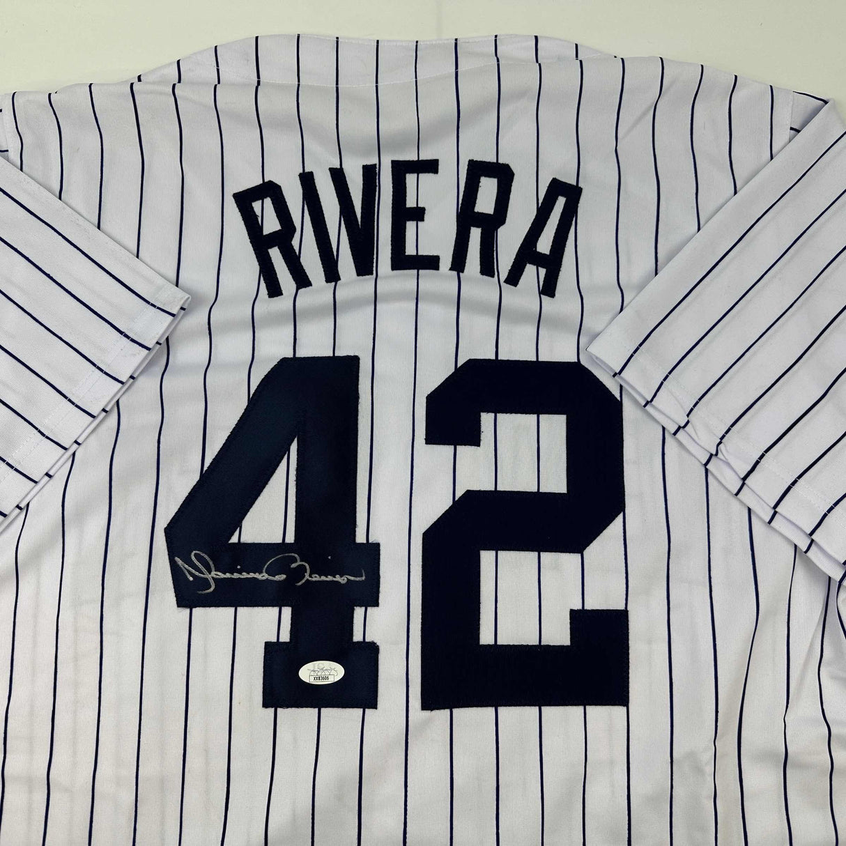 Camiseta de béisbol a rayas de Nueva York autografiada/firmada por Mariano Rivera JSA COA/LOA