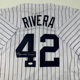 Camiseta de béisbol a rayas de Nueva York autografiada/firmada por Mariano Rivera JSA COA/LOA