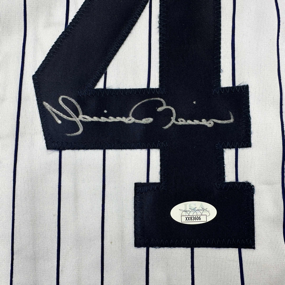 Camiseta de béisbol a rayas de Nueva York autografiada/firmada por Mariano Rivera JSA COA/LOA