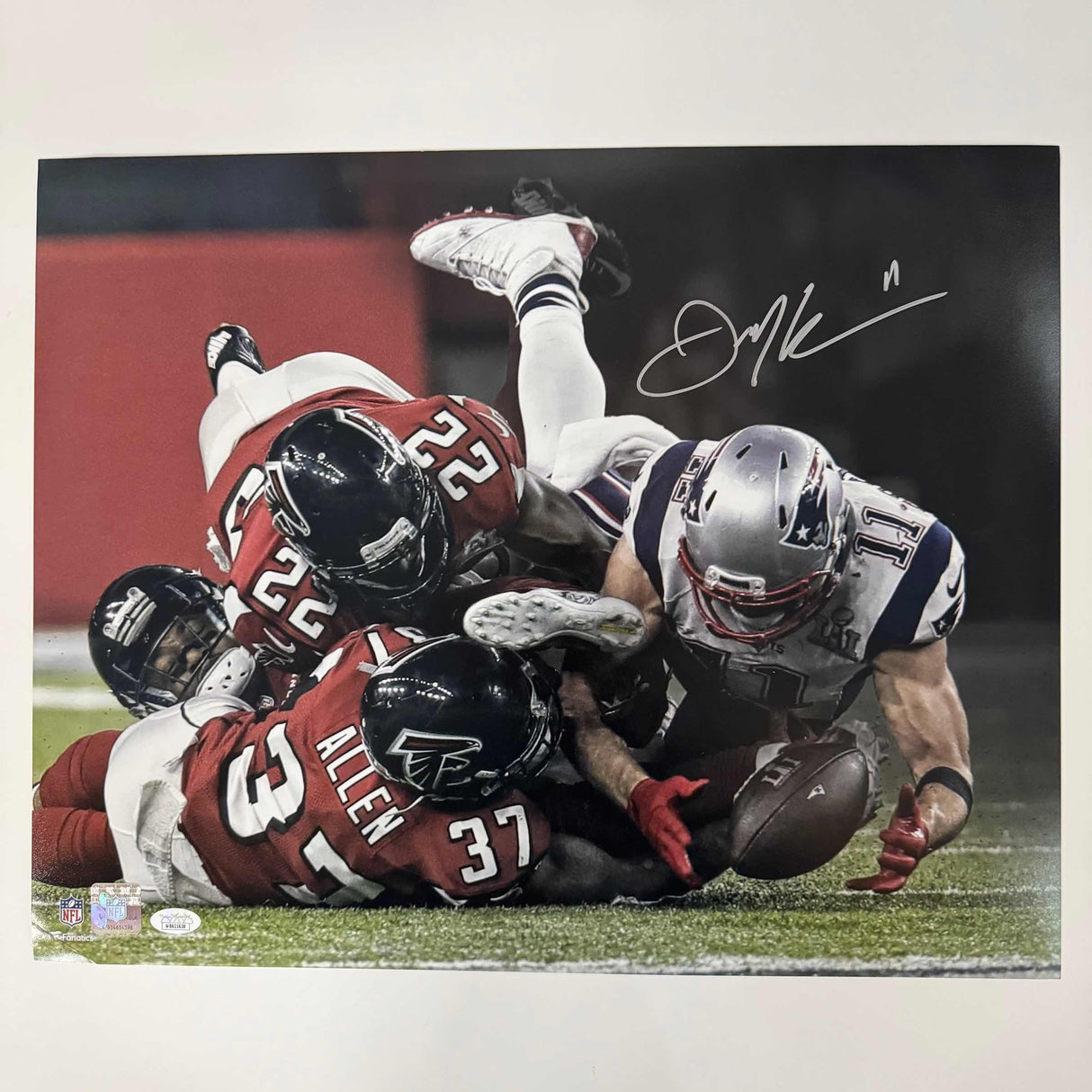 Foto de fútbol americano de 16 x 20 de los New England Patriots autografiada y firmada por Julian Edelman (JSA COA)