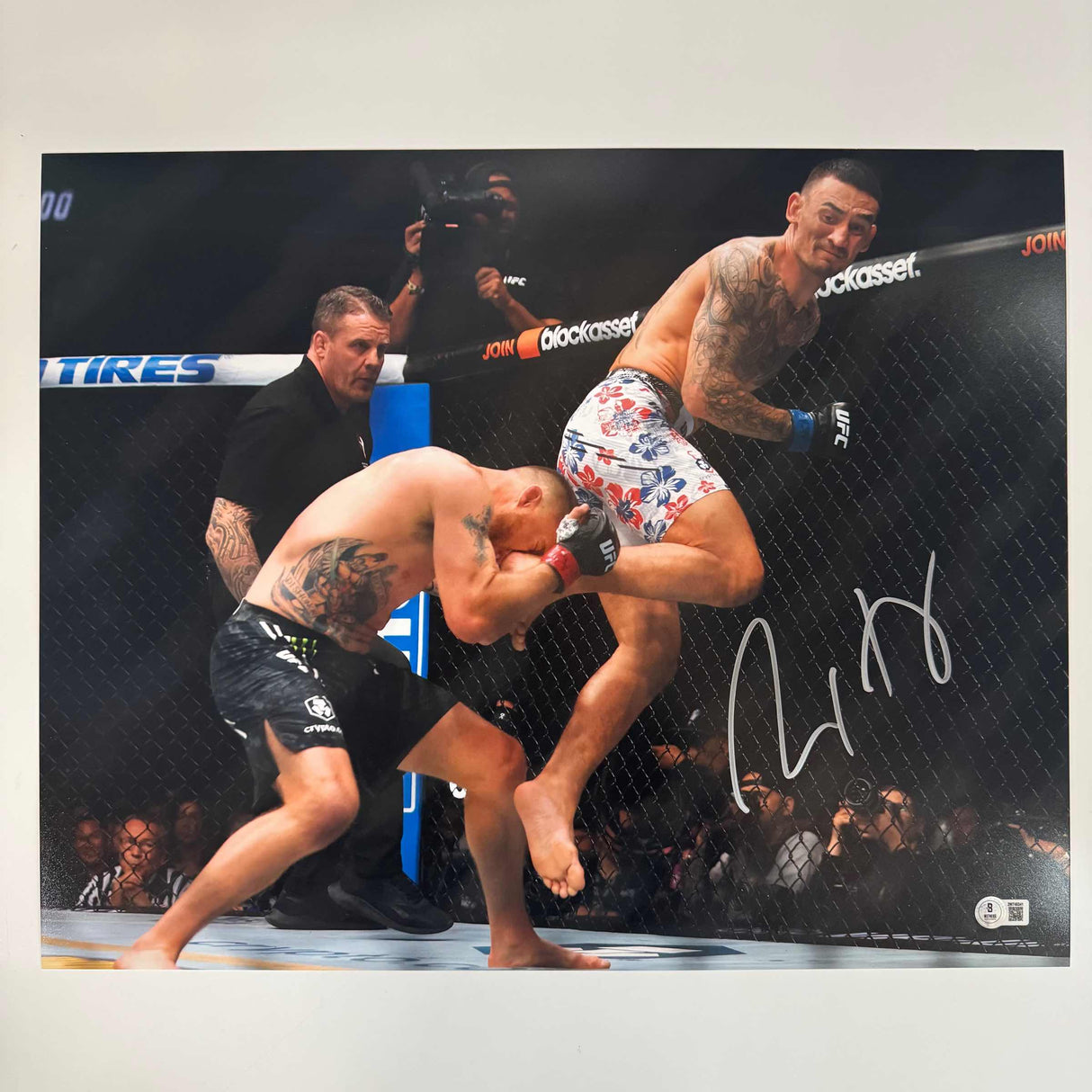 Foto autografiada/firmada de Max Holloway UFC MMA Ultimate Fighting 16x20 Beckett BAS JSA COA