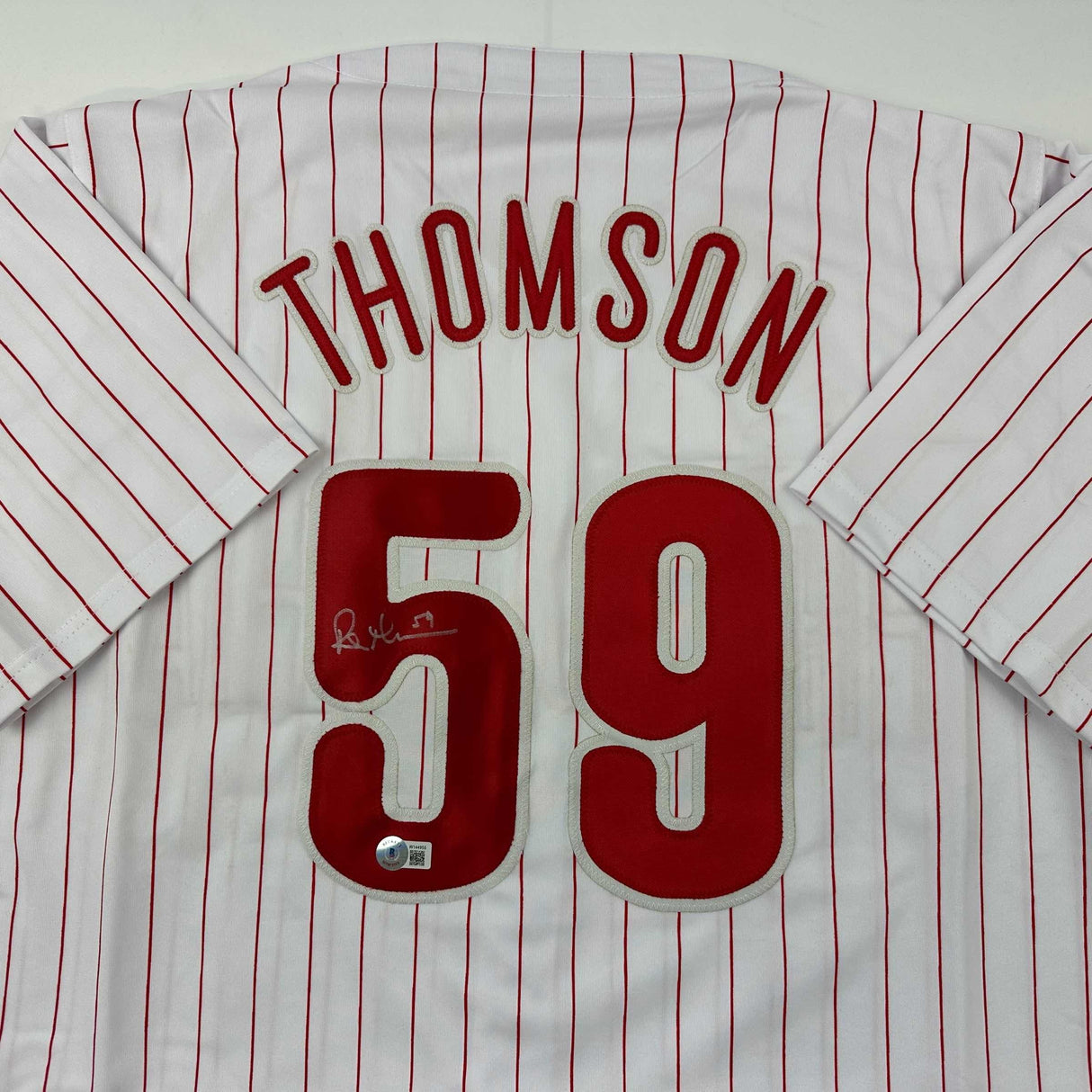 Camiseta de béisbol a rayas de Filadelfia autografiada/firmada por Rob Thomson Beckett BAS COA