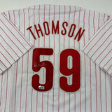 Camiseta de béisbol a rayas de Filadelfia autografiada/firmada por Rob Thomson Beckett BAS COA