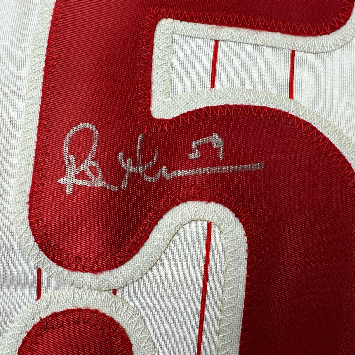 Camiseta de béisbol a rayas de Filadelfia autografiada/firmada por Rob Thomson Beckett BAS COA