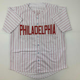 Camiseta de béisbol a rayas de Filadelfia autografiada/firmada por Rob Thomson Beckett BAS COA