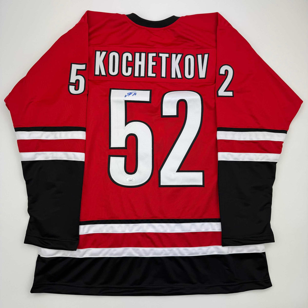 Camiseta de hockey Carolina Red autografiada/firmada de Pyotr Kochetkov JSA COA