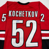Camiseta de hockey Carolina Red autografiada/firmada de Pyotr Kochetkov JSA COA