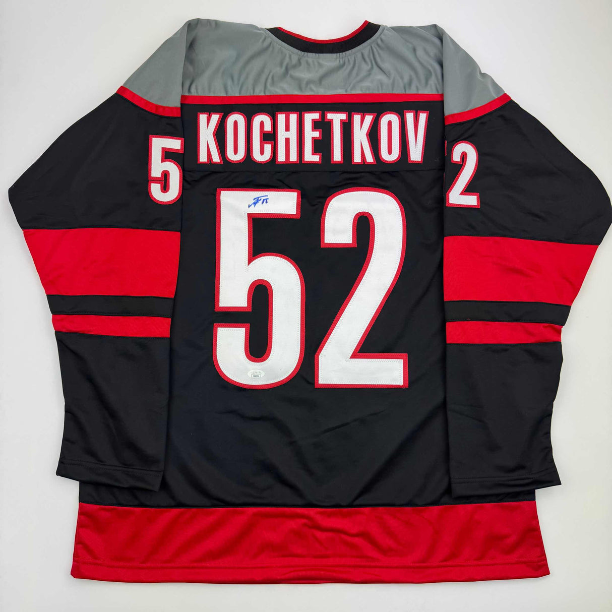 Camiseta de hockey negra Carolina de Pyotr Kochetkov autografiada/firmada JSA COA