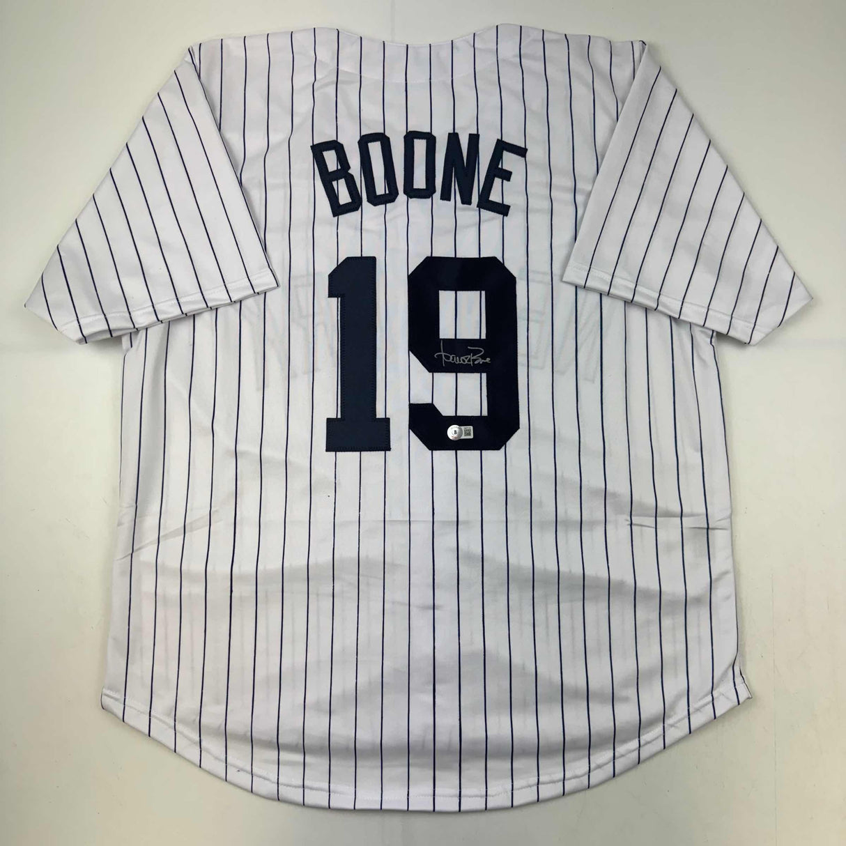Camiseta de béisbol a rayas de Nueva York autografiada/firmada por Aaron Boone Beckett BAS COA