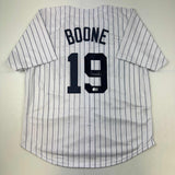 Camiseta de béisbol a rayas de Nueva York autografiada/firmada por Aaron Boone Beckett BAS COA