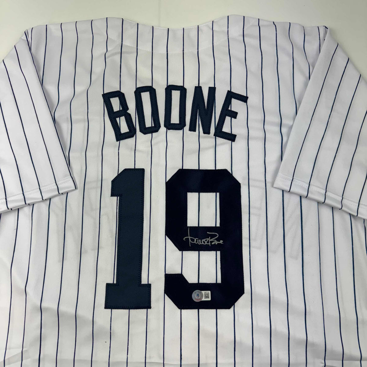 Camiseta de béisbol a rayas de Nueva York autografiada/firmada por Aaron Boone Beckett BAS COA