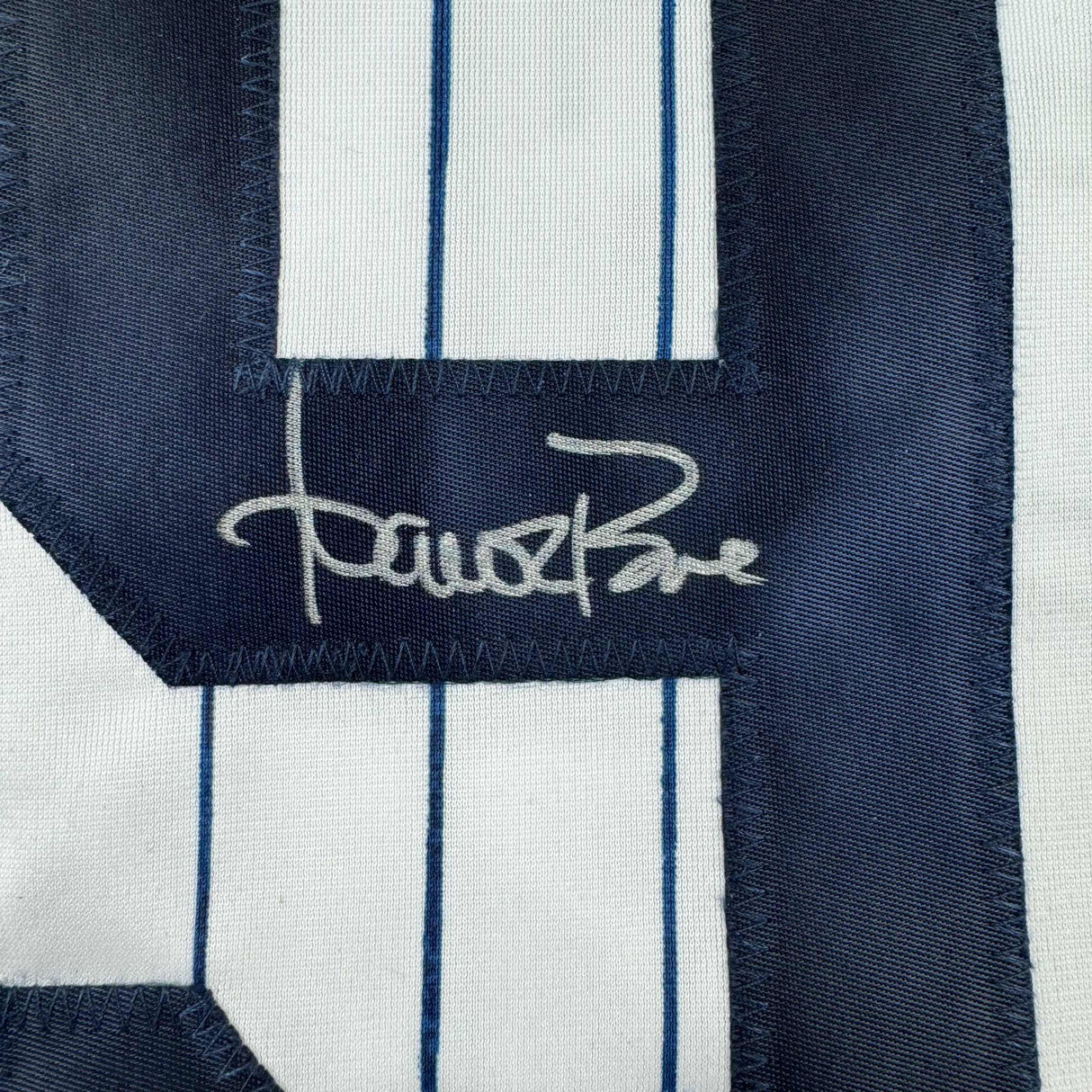 Camiseta de béisbol a rayas de Nueva York autografiada/firmada por Aaron Boone Beckett BAS COA