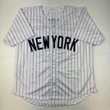 Camiseta de béisbol a rayas de Nueva York autografiada/firmada por Aaron Boone Beckett BAS COA