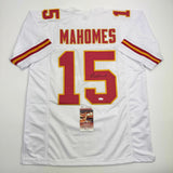 Camiseta de fútbol americano blanca de Kansas City autografiada/firmada por Patrick Mahomes (JSA COA)