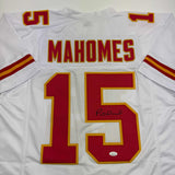 Camiseta de fútbol americano blanca de Kansas City autografiada/firmada por Patrick Mahomes (JSA COA)