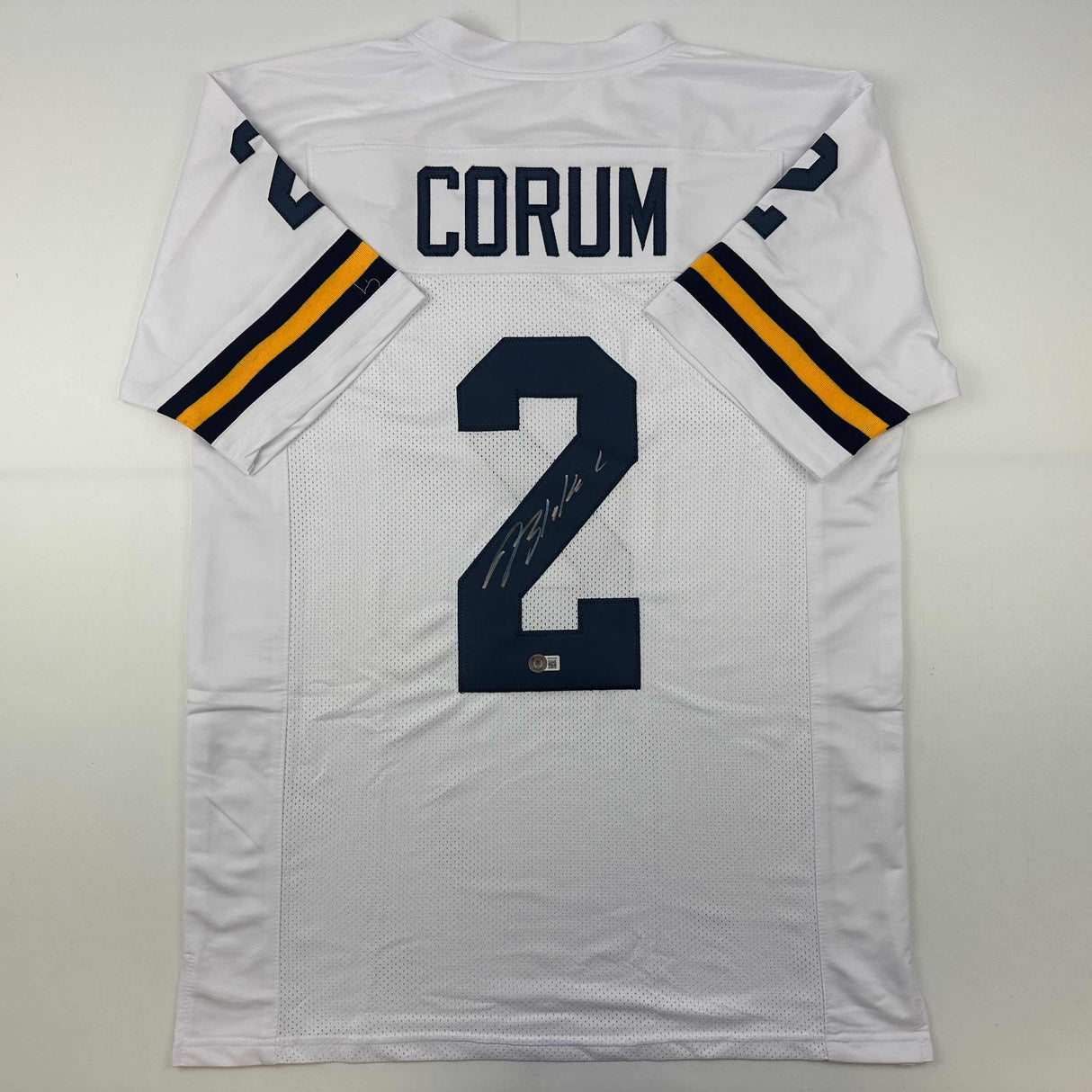 Camiseta de fútbol americano universitario autografiada/firmada de Blake Corum, Michigan, color blanco, Beckett BAS COA