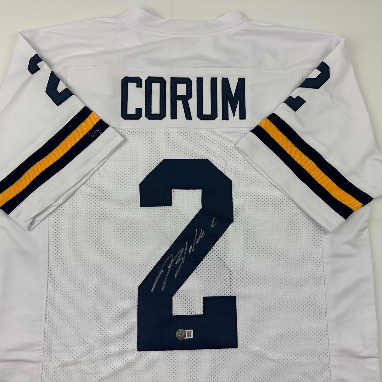 Camiseta de fútbol americano universitario autografiada/firmada de Blake Corum, Michigan, color blanco, Beckett BAS COA