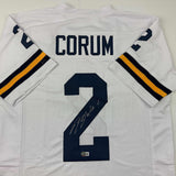 Camiseta de fútbol americano universitario autografiada/firmada de Blake Corum, Michigan, color blanco, Beckett BAS COA