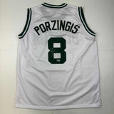 Camiseta de baloncesto blanca de Boston autografiada/firmada por Kristaps Porzingis (JSA COA)