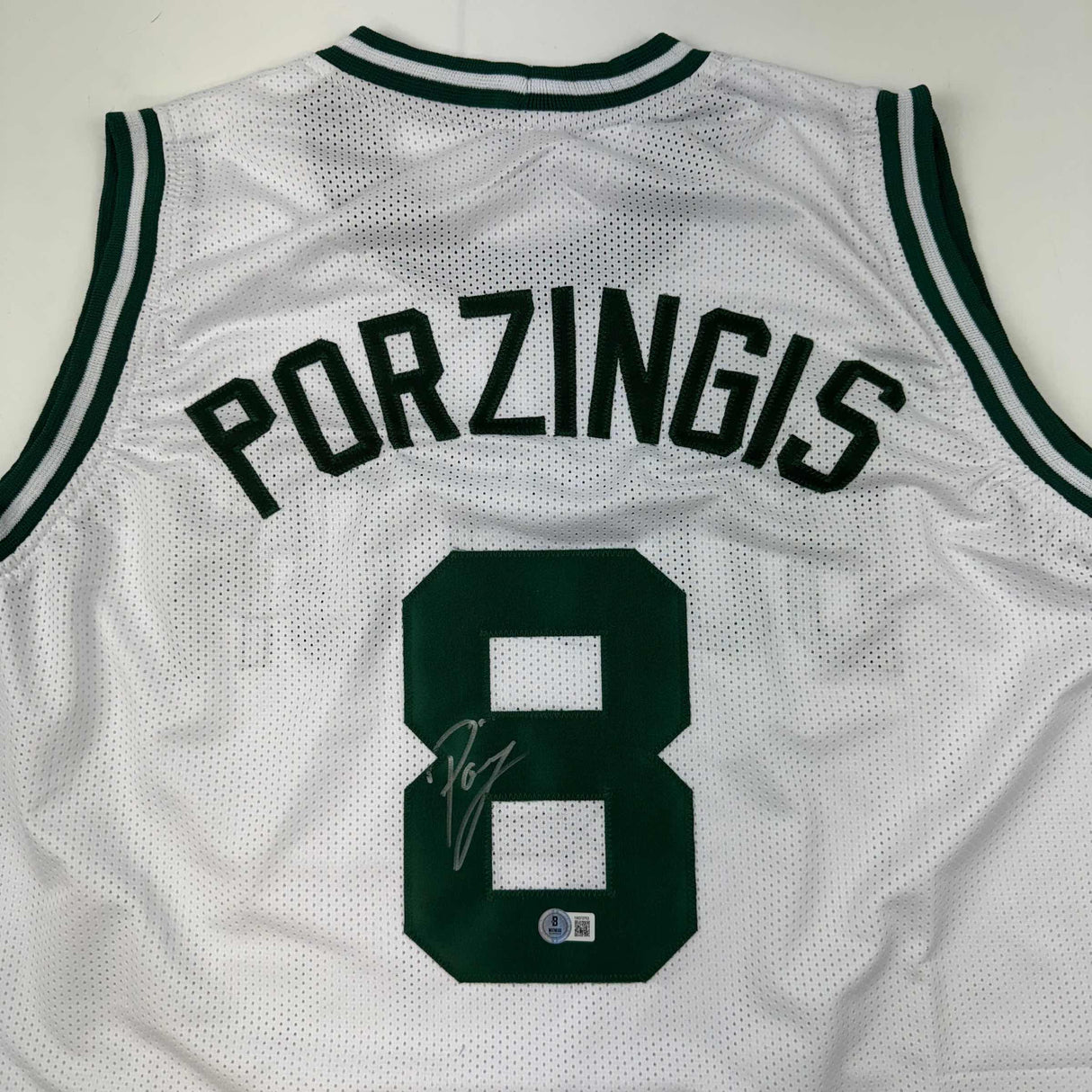 Camiseta de baloncesto blanca de Boston autografiada/firmada por Kristaps Porzingis (JSA COA)