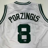 Camiseta de baloncesto blanca de Boston autografiada/firmada por Kristaps Porzingis (JSA COA)