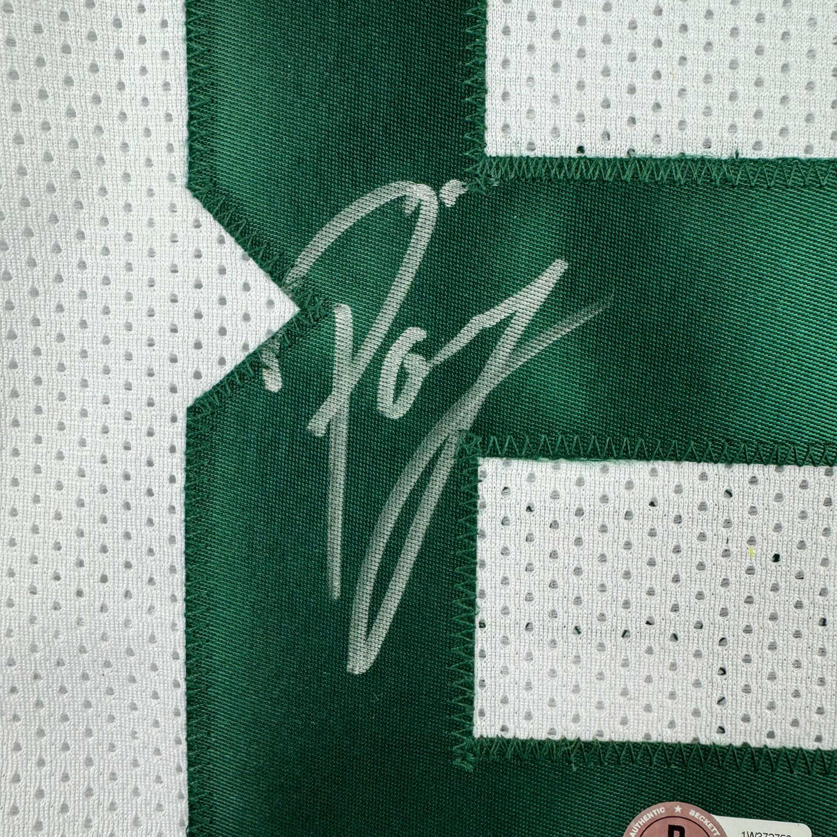Camiseta de baloncesto blanca de Boston autografiada/firmada por Kristaps Porzingis (JSA COA)