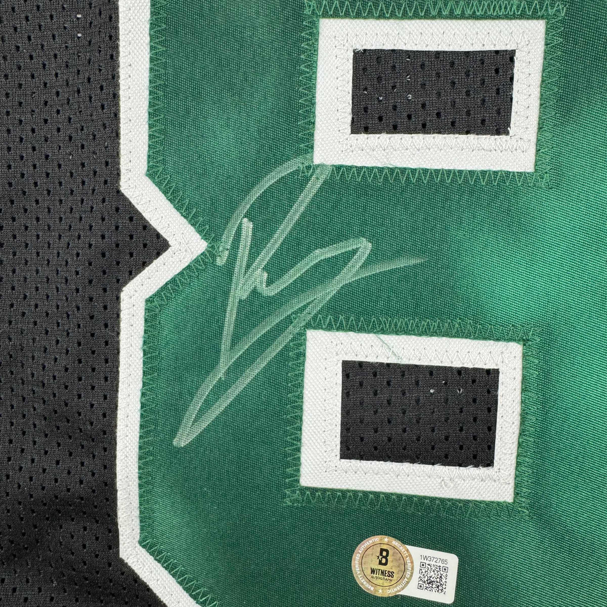 Camiseta de baloncesto negra de Boston, enmarcada, autografiada y firmada por Kristaps Porzingis, 35 x 39, JSA COA