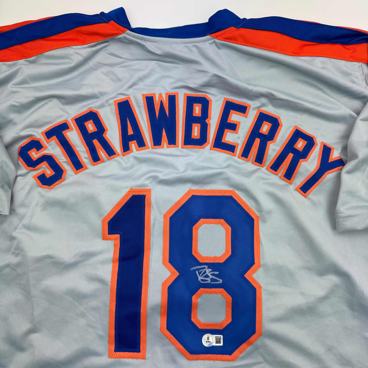 Camiseta de béisbol gris de Nueva York autografiada/firmada de Darryl Strawberry. PSA/Certificado de ADN.