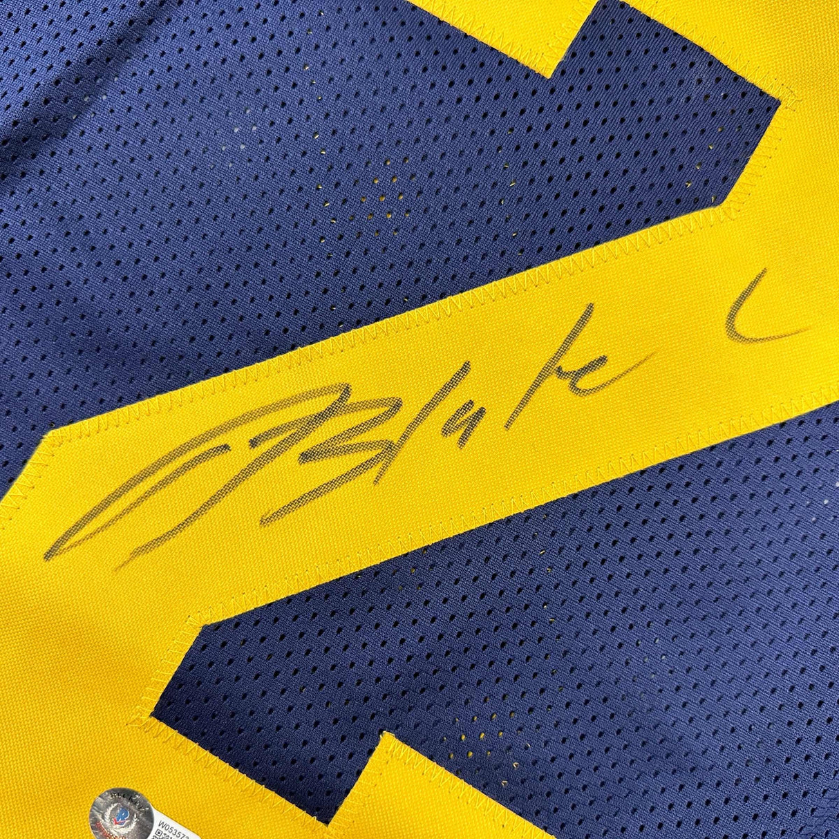 Camiseta de fútbol americano universitario azul de Michigan de Blake Corum autografiada/firmada Beckett BAS COA