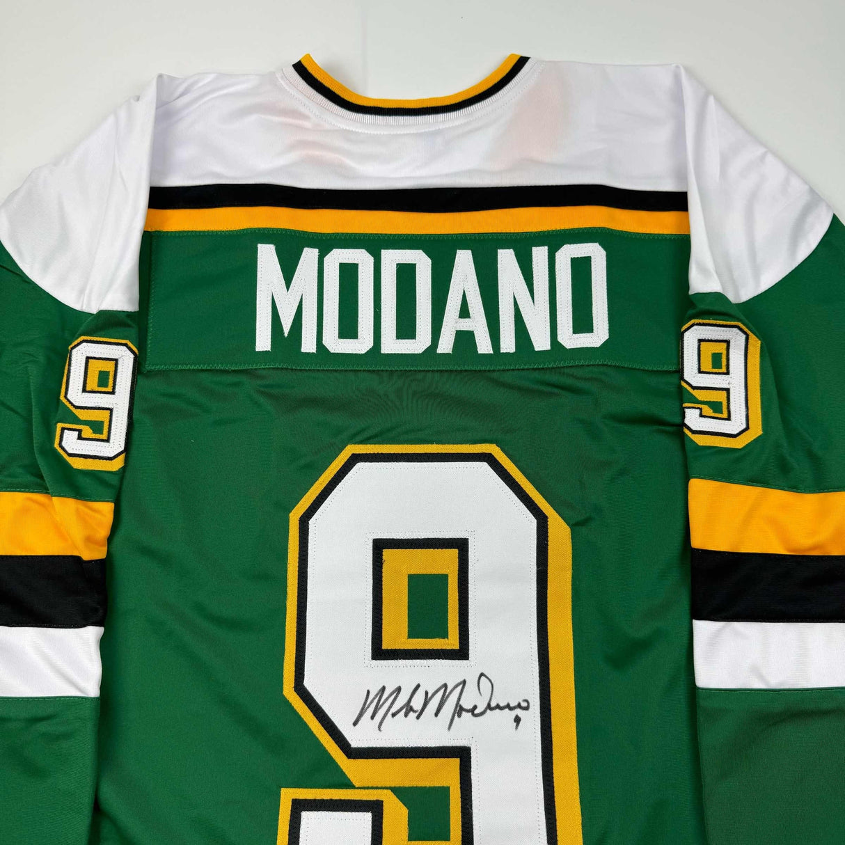 Camiseta de hockey verde de Minnesota de Mike Modano autografiada/firmada Beckett BAS COA