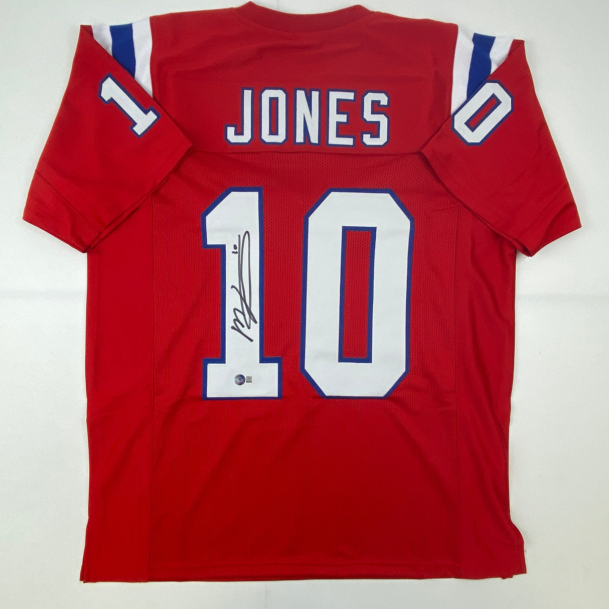 Camiseta de fútbol roja de Nueva Inglaterra autografiada/firmada por Mac Jones Beckett BAS COA