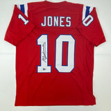 Camiseta de fútbol roja de Nueva Inglaterra autografiada/firmada por Mac Jones Beckett BAS COA