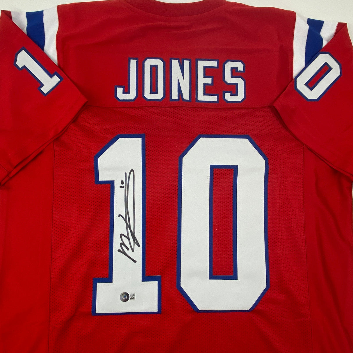 Camiseta de fútbol roja de Nueva Inglaterra autografiada/firmada por Mac Jones Beckett BAS COA