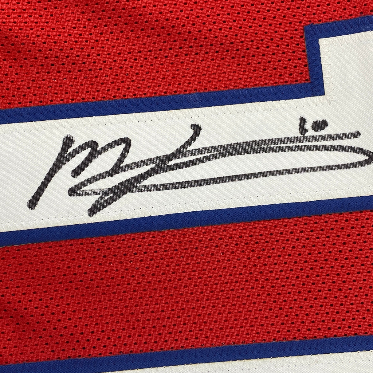 Camiseta de fútbol roja de Nueva Inglaterra autografiada/firmada por Mac Jones Beckett BAS COA