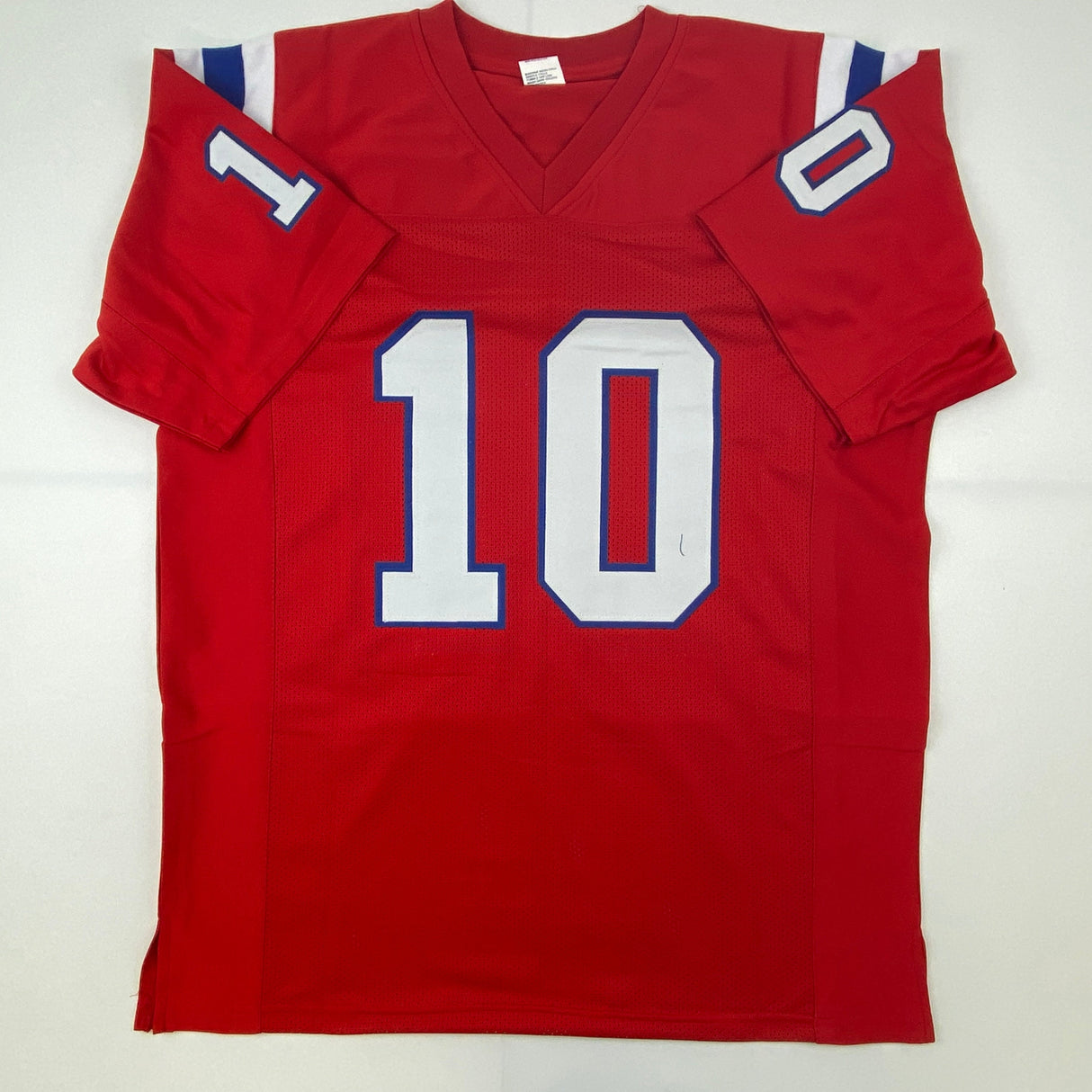 Camiseta de fútbol roja de Nueva Inglaterra autografiada/firmada por Mac Jones Beckett BAS COA