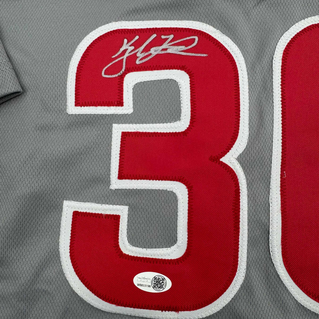 Camiseta de béisbol gris de Chicago autografiada/firmada por Kyle Tucker (JSA COA)