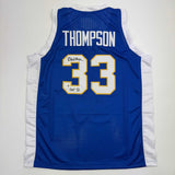 Camiseta de baloncesto retro azul arcoíris de Denver del Salón de la Fama del 96 autografiada/firmada por David Thompson Beckett BAS COA