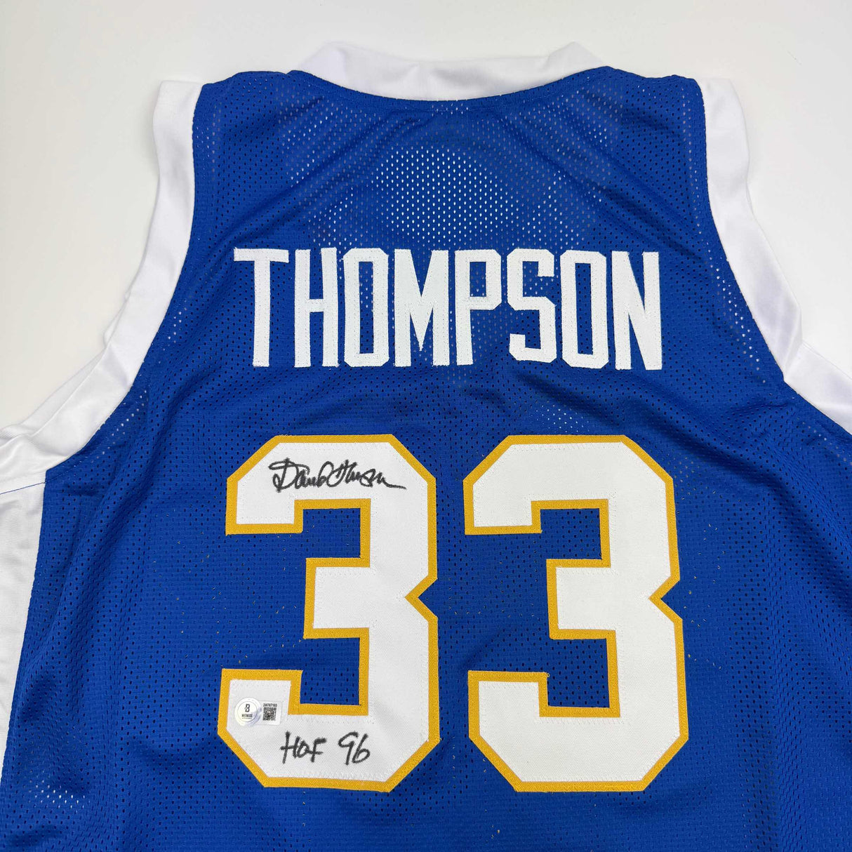 Camiseta de baloncesto retro azul arcoíris de Denver del Salón de la Fama del 96 autografiada/firmada por David Thompson Beckett BAS COA