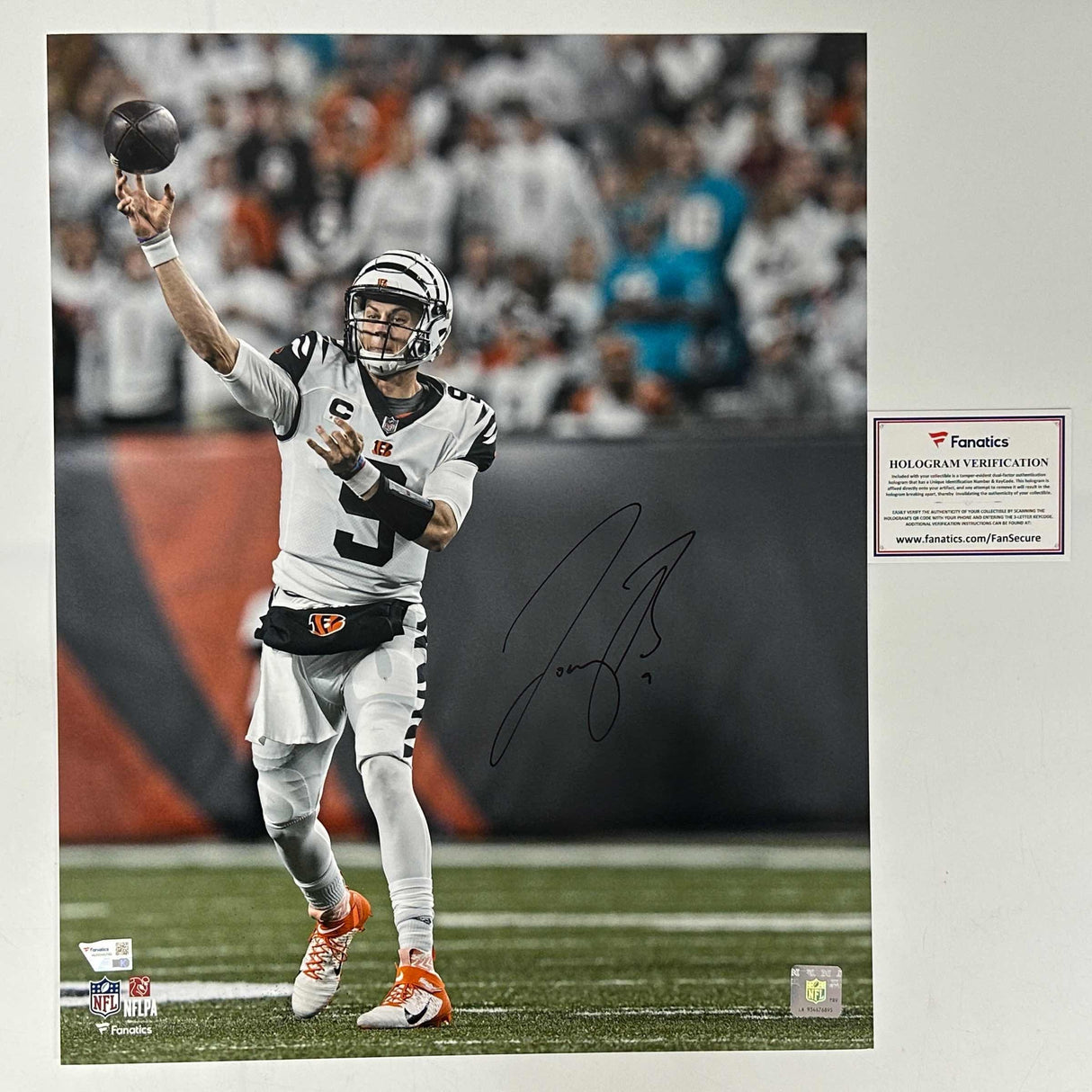 Foto de fútbol americano de 16 x 20 de los Cincinnati Bengals autografiada y firmada por Joe Burrow, COA n.° 2 de Fanatics