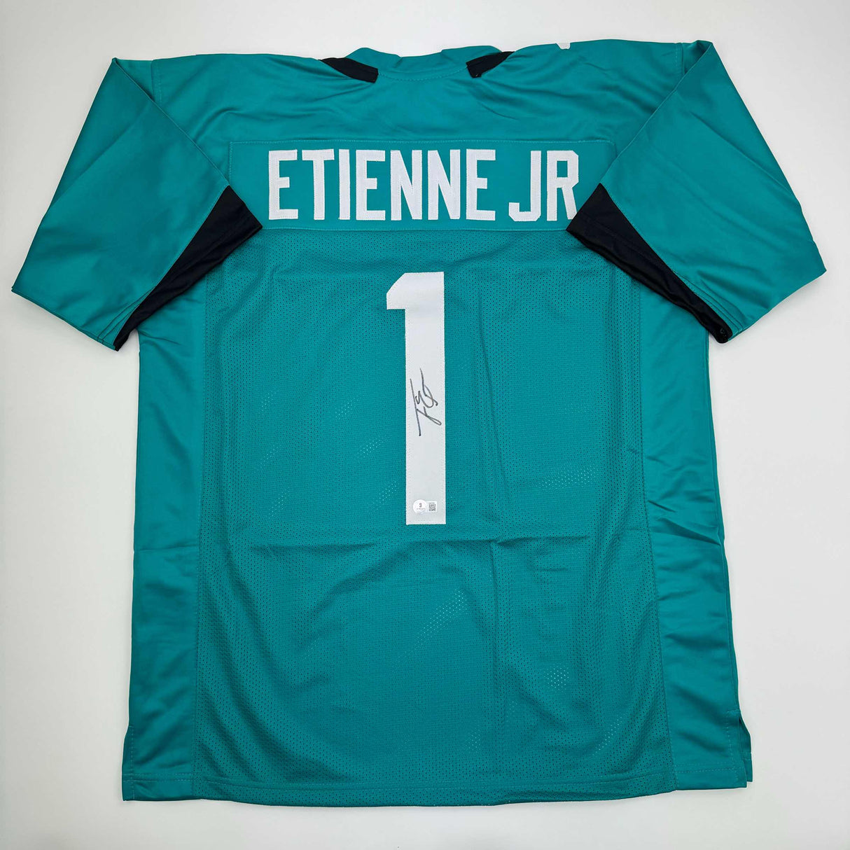 Camiseta de fútbol americano autografiada/firmada de Travis Etienne Jr. Jacksonville Teal Beckett BAS COA