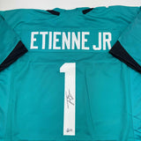 Camiseta de fútbol americano autografiada/firmada de Travis Etienne Jr. Jacksonville Teal Beckett BAS COA